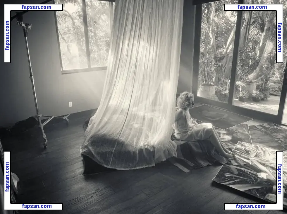 Julia Garner nude photo #0004 from OnlyFans