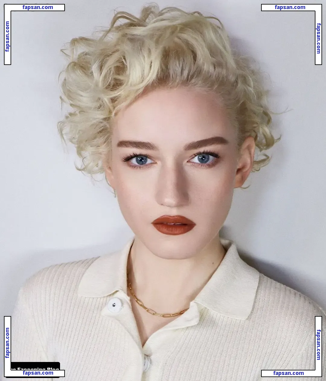 Julia Garner голая фото #0100 с Онлифанс