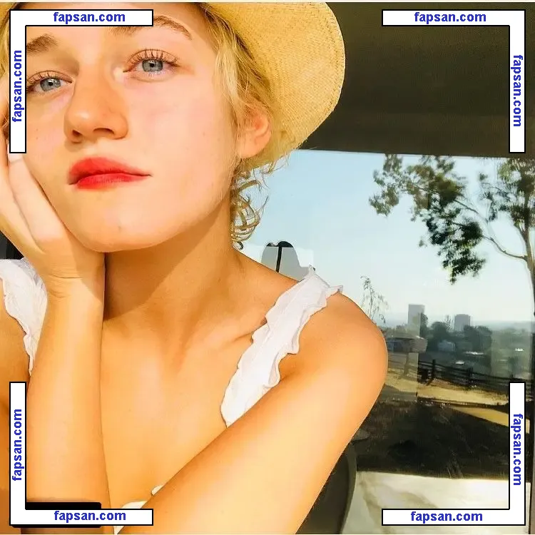Julia Garner nude photo #0123 from OnlyFans