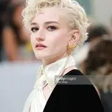 Julia Garner голая #0169