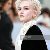 Julia Garner голая #0175