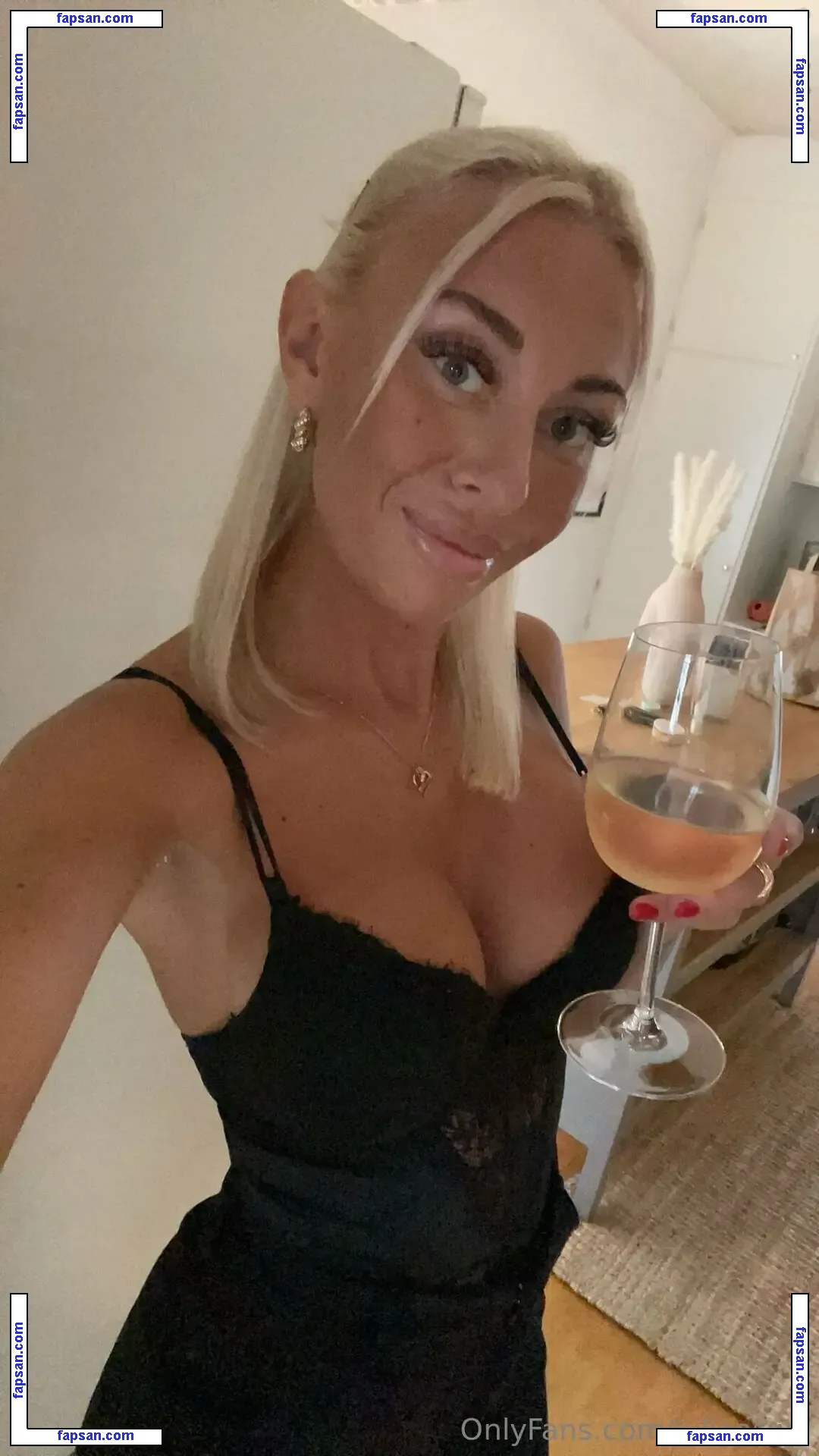 juliaaswe nude photo #0005 from OnlyFans