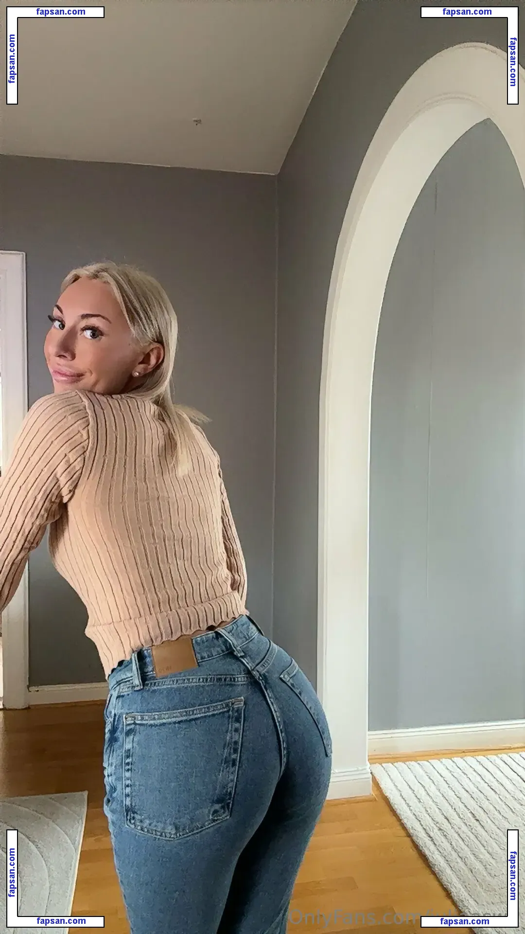 juliaaswe nude photo #0012 from OnlyFans
