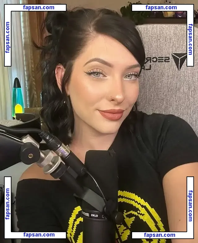 Juliakins nude photo #0006 from OnlyFans