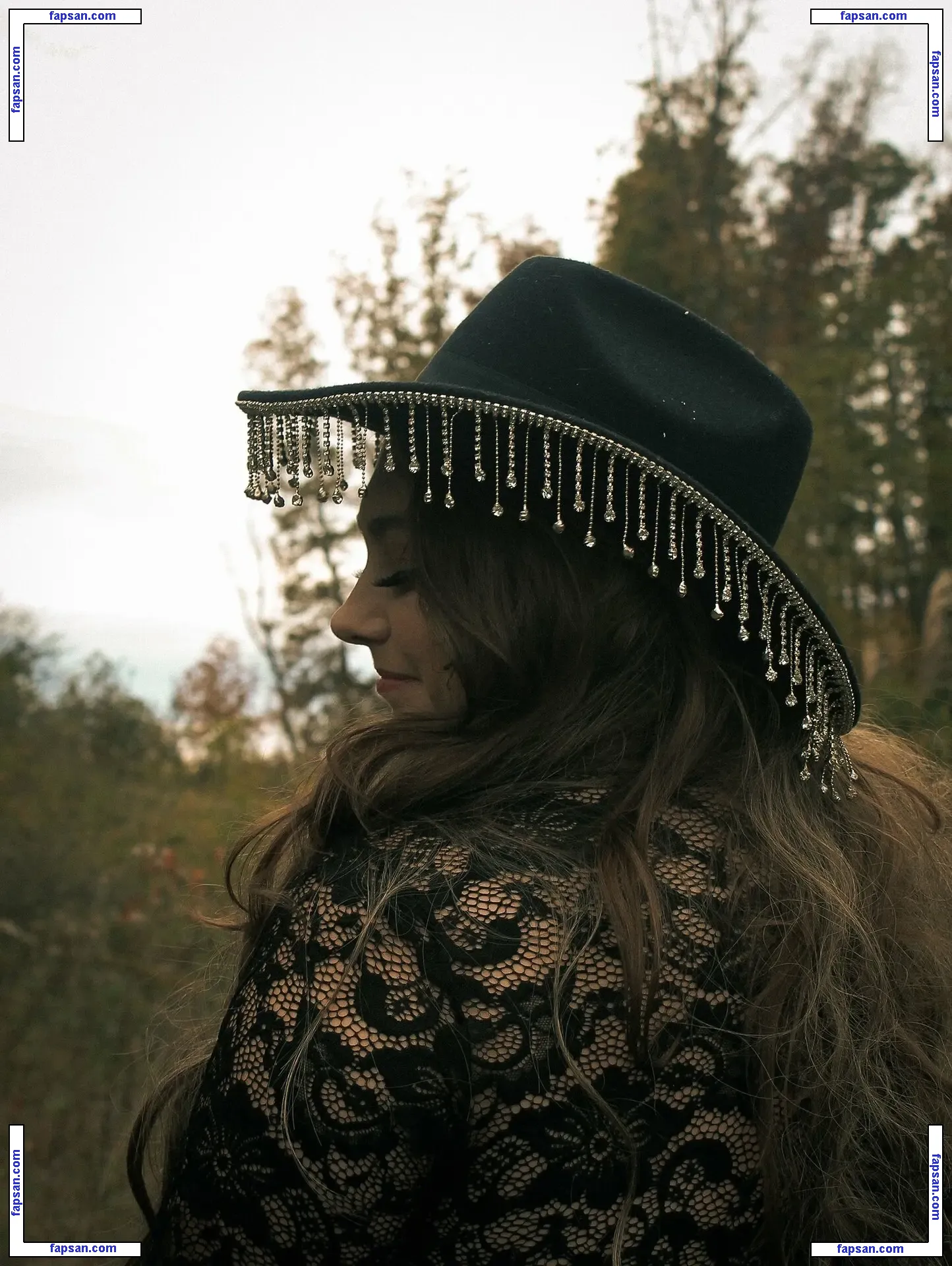 Julie1030 / Mariebaby1622 nude photo #0002 from OnlyFans