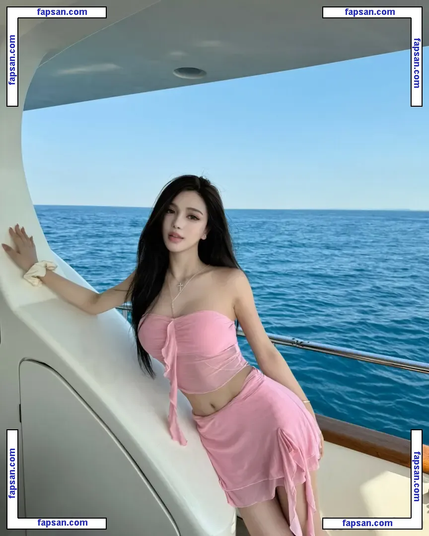 June Gong nude photo #0061 from OnlyFans