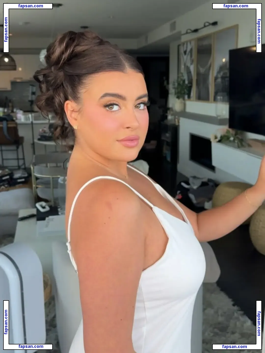Kalani Hilliker nude photo #0541 from OnlyFans