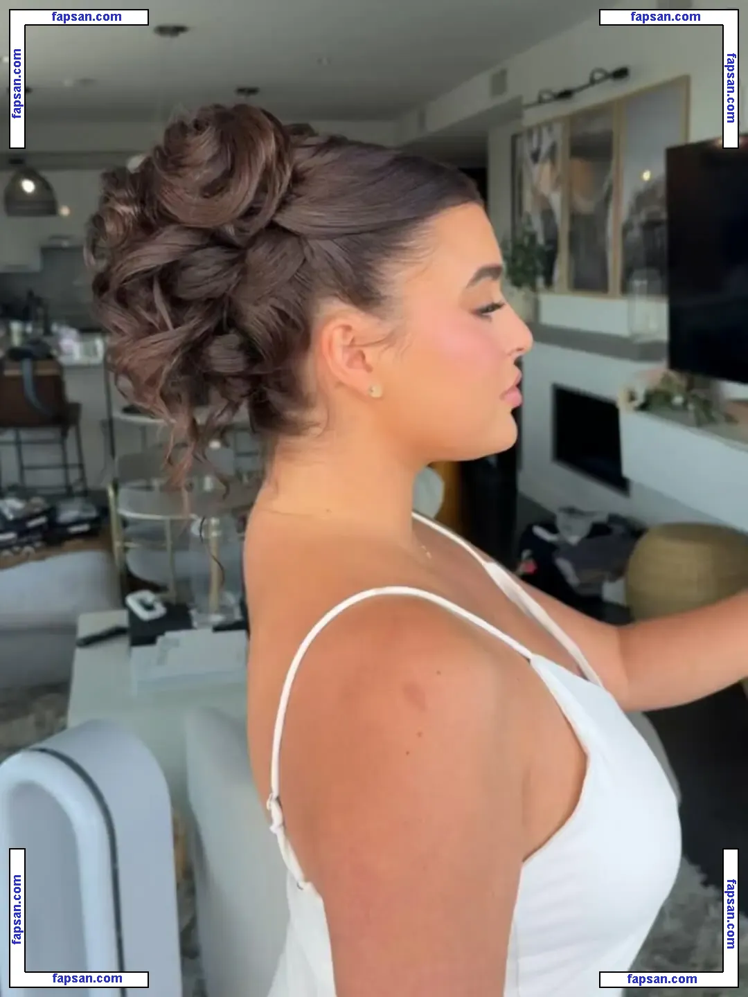Kalani Hilliker nude photo #0542 from OnlyFans