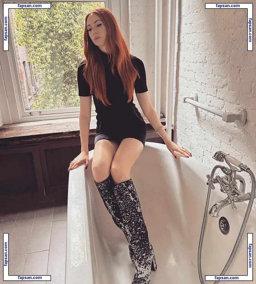 Karen Gillan nude photo #0377 from OnlyFans