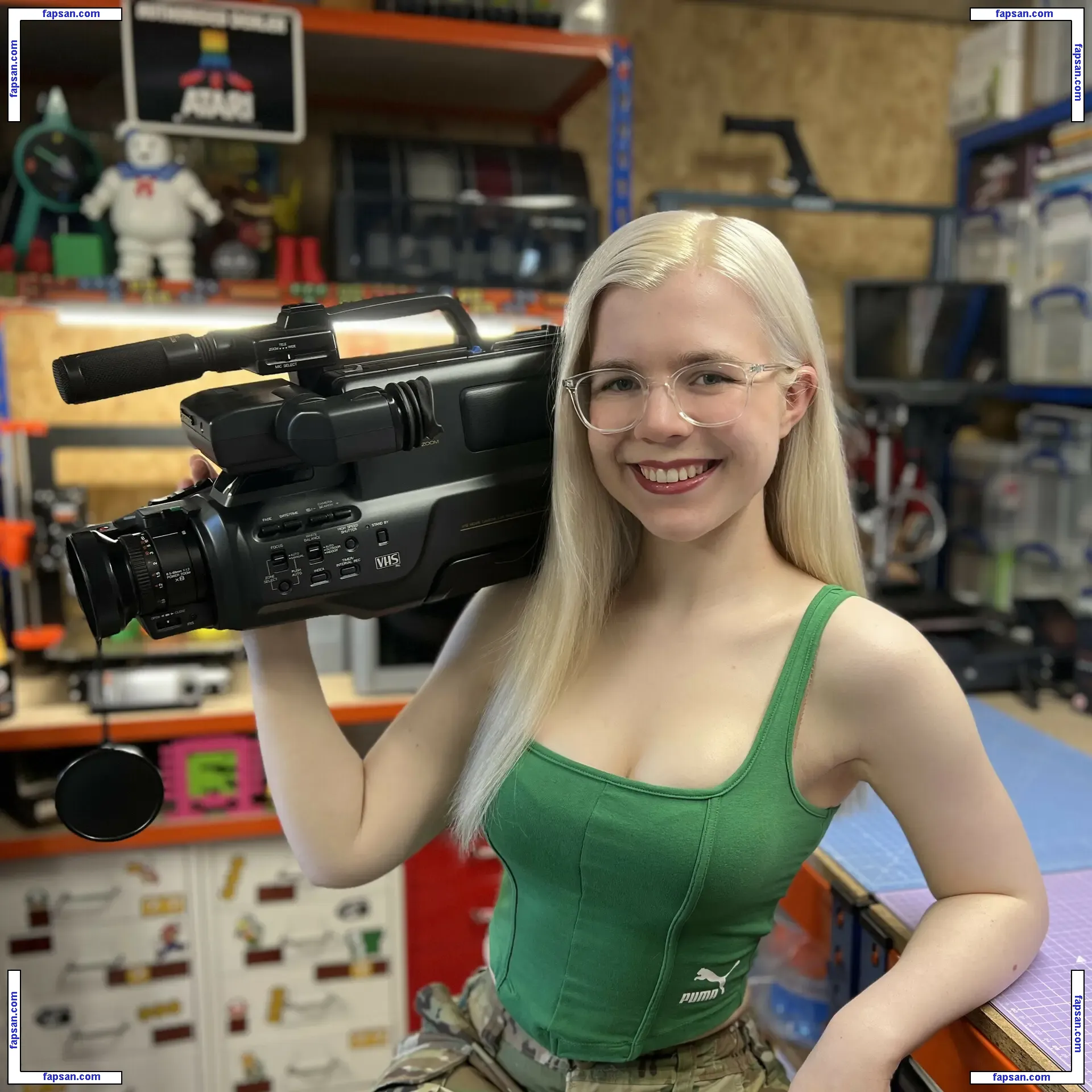 Kari Lawler голая фото #0006 с Онлифанс