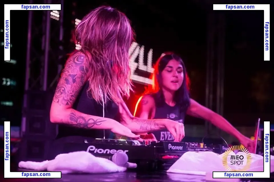 Krewella / Yasmine Yousaf & Jahan Yousaf / krewellajahan голая фото #0044 с Онлифанс