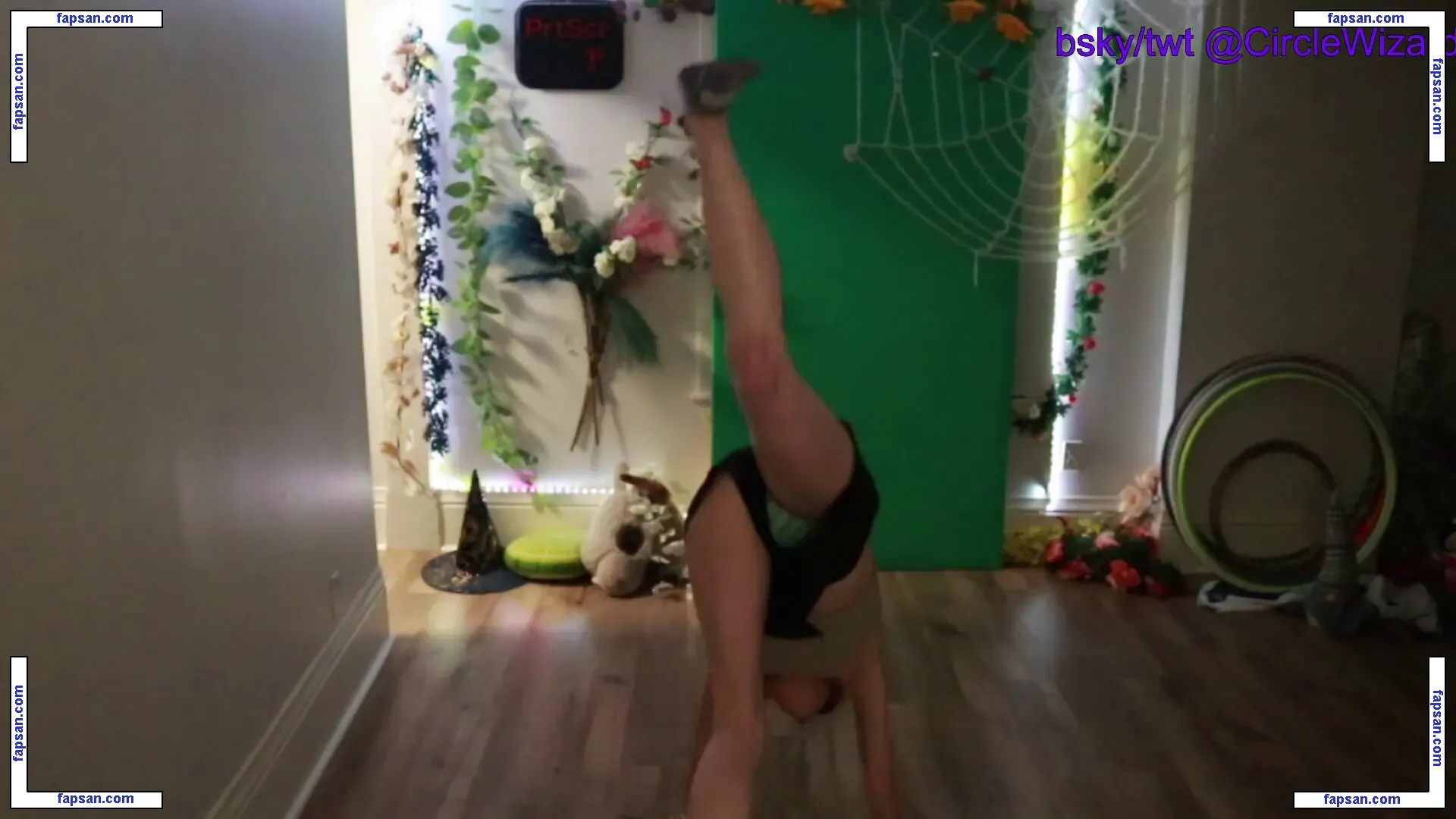 Laribug nude photo #0062 from OnlyFans