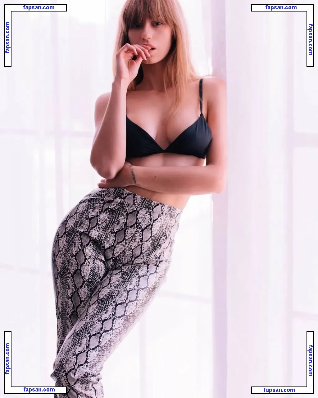 Laura Cartier nude photo #0012 from OnlyFans