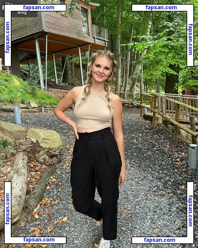 Laura Hink nude photo #0003 from OnlyFans