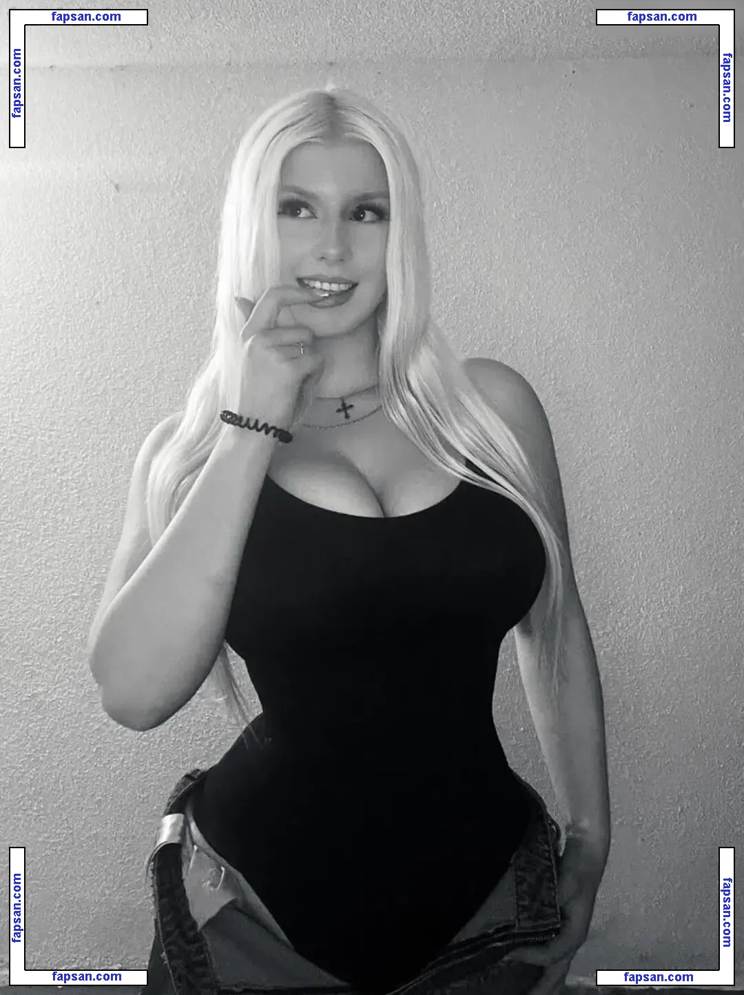 Laura.z57 nude photo #0003 from OnlyFans