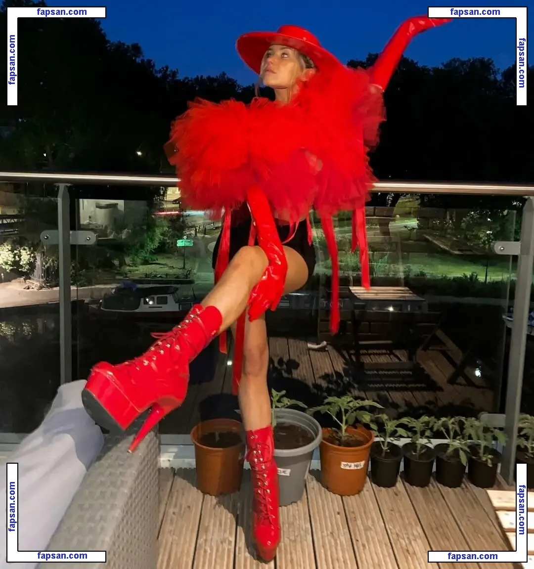 Lauren Laratta nude photo #0036 from OnlyFans