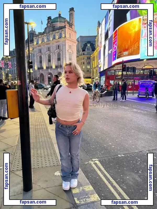 Leona nude photo #0003 from OnlyFans