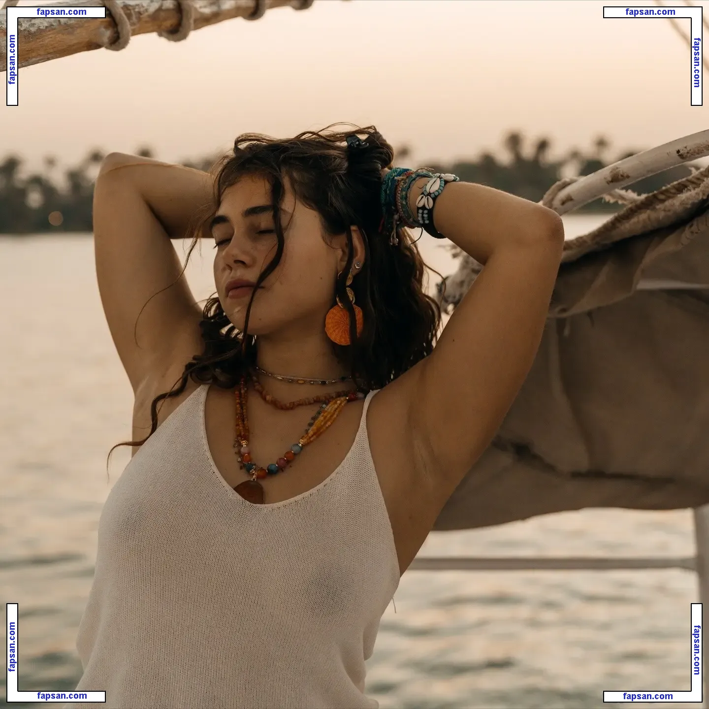 Leonie Felicia голая фото #0003 с Онлифанс