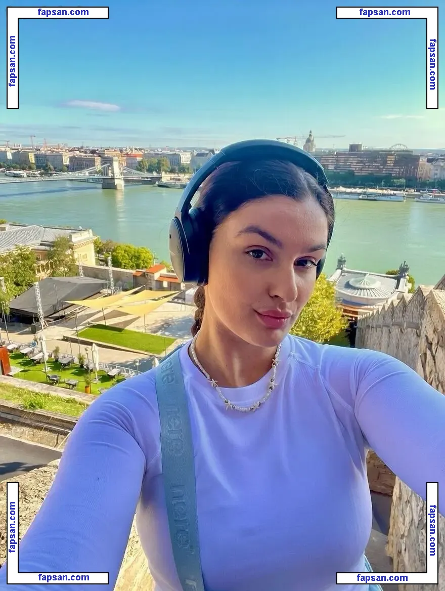 Lia Leiper nude photo #0002 from OnlyFans