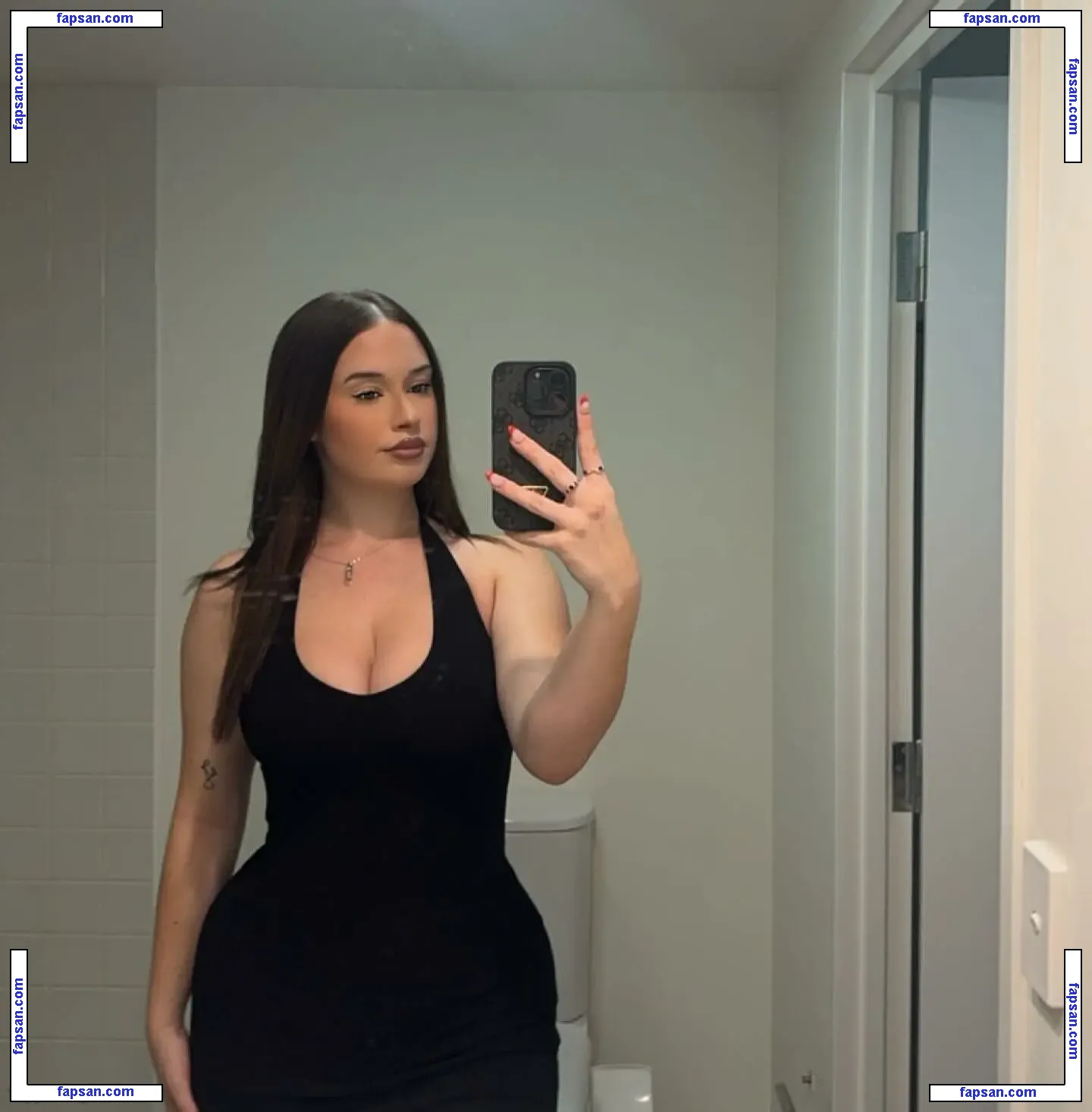 Lillyahna Solway nude photo #0003 from OnlyFans