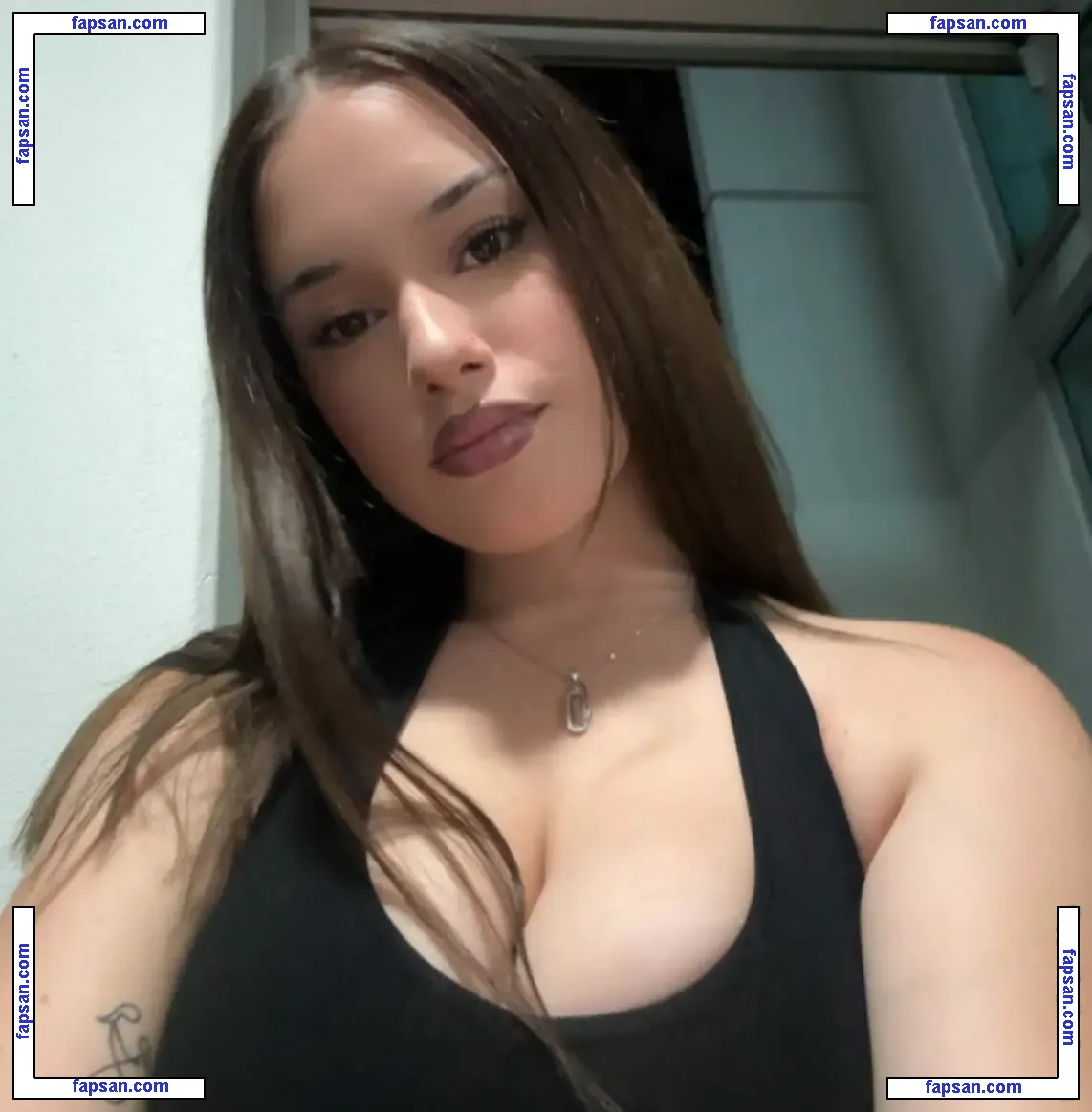 Lillyahna Solway nude photo #0014 from OnlyFans