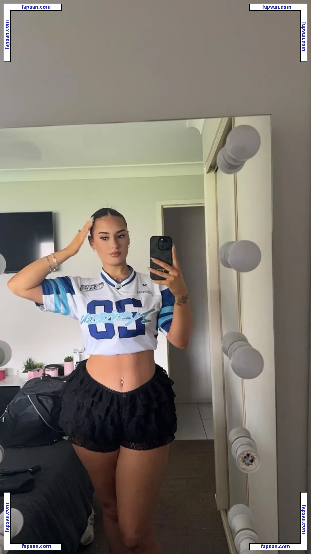 Lillyahna Solway nude photo #0023 from OnlyFans