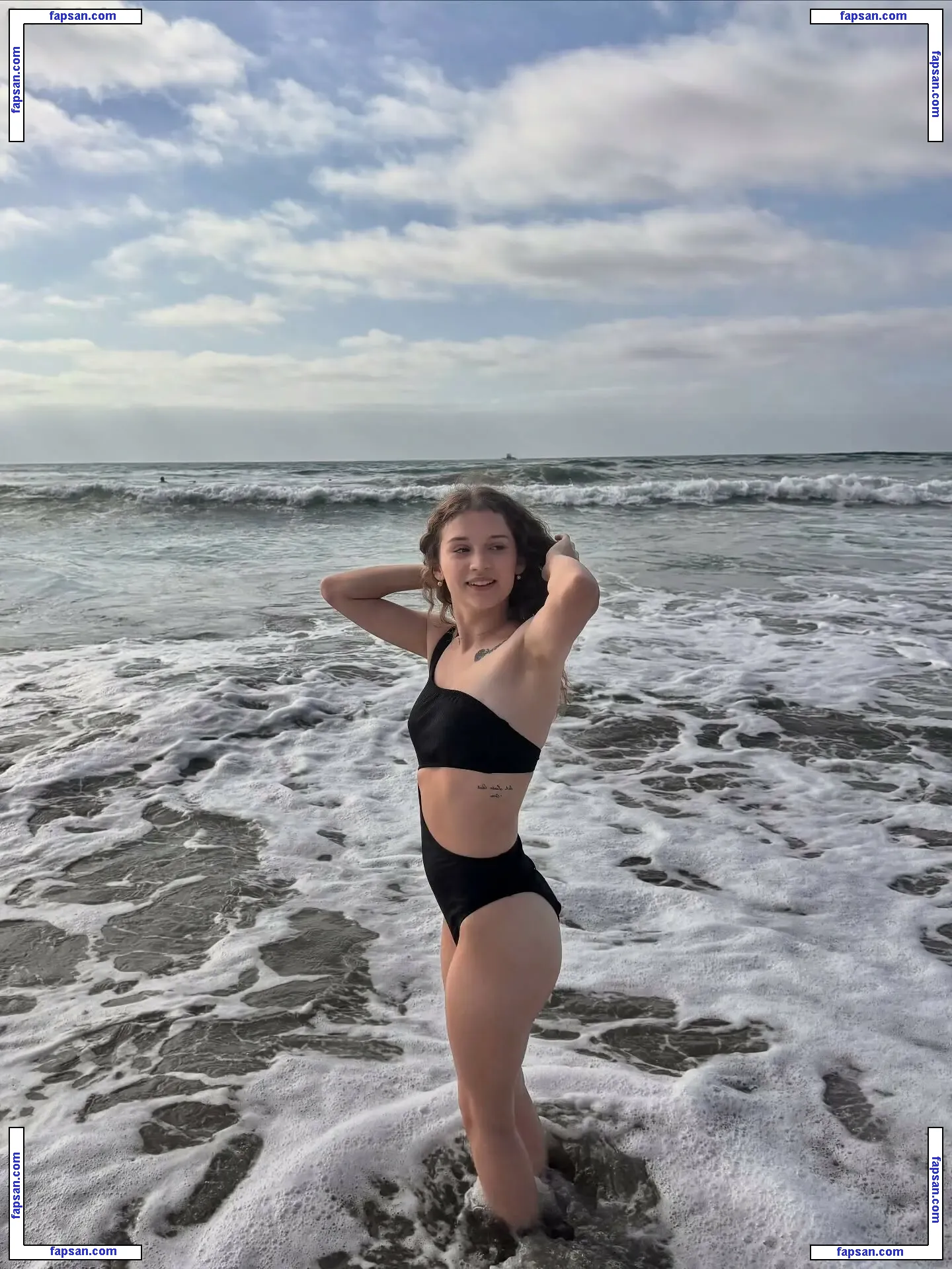 Lillylegends nude photo #0005 from OnlyFans