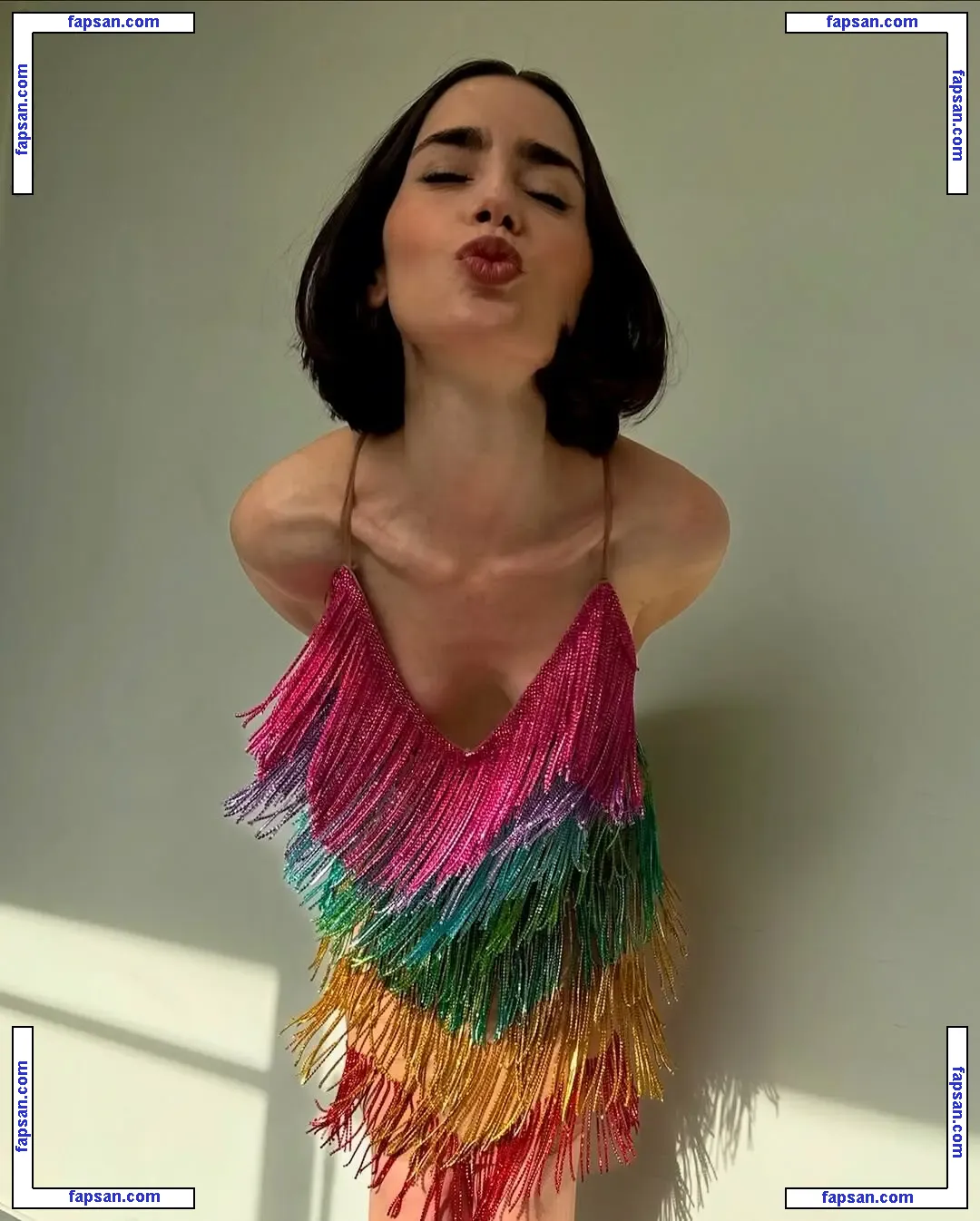 Lily Collins голая фото #1115 с Онлифанс