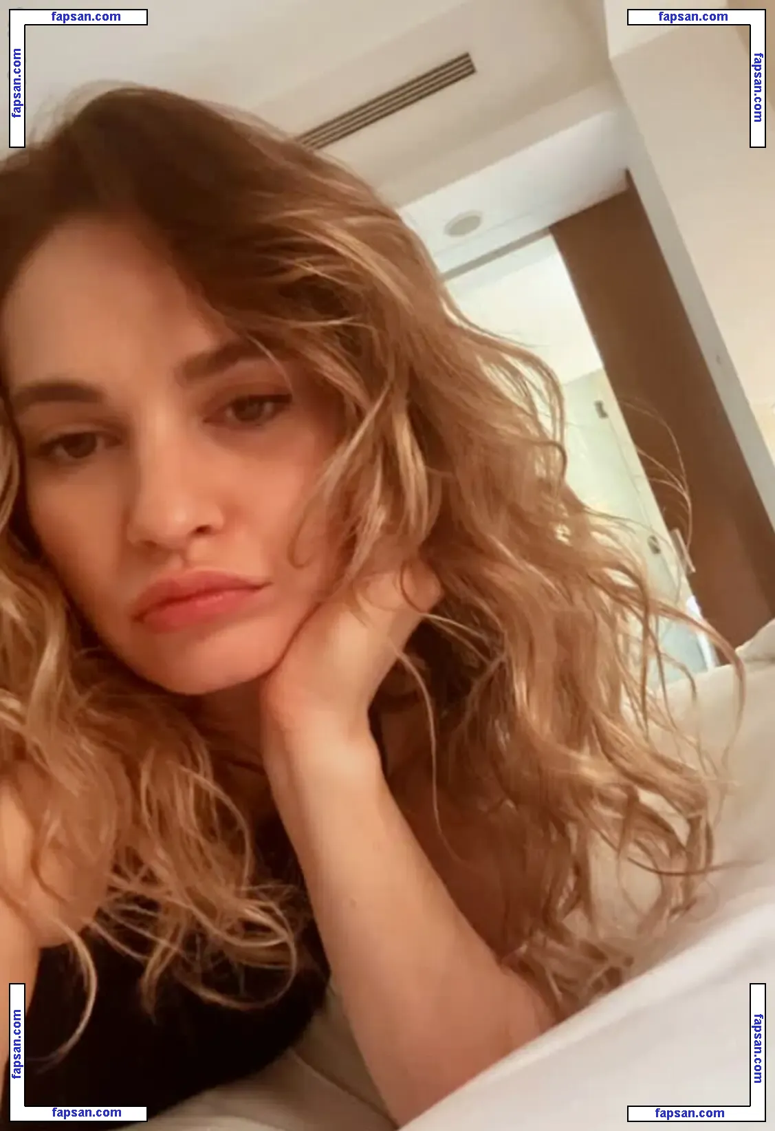 Lily James голая фото #1821 с Онлифанс