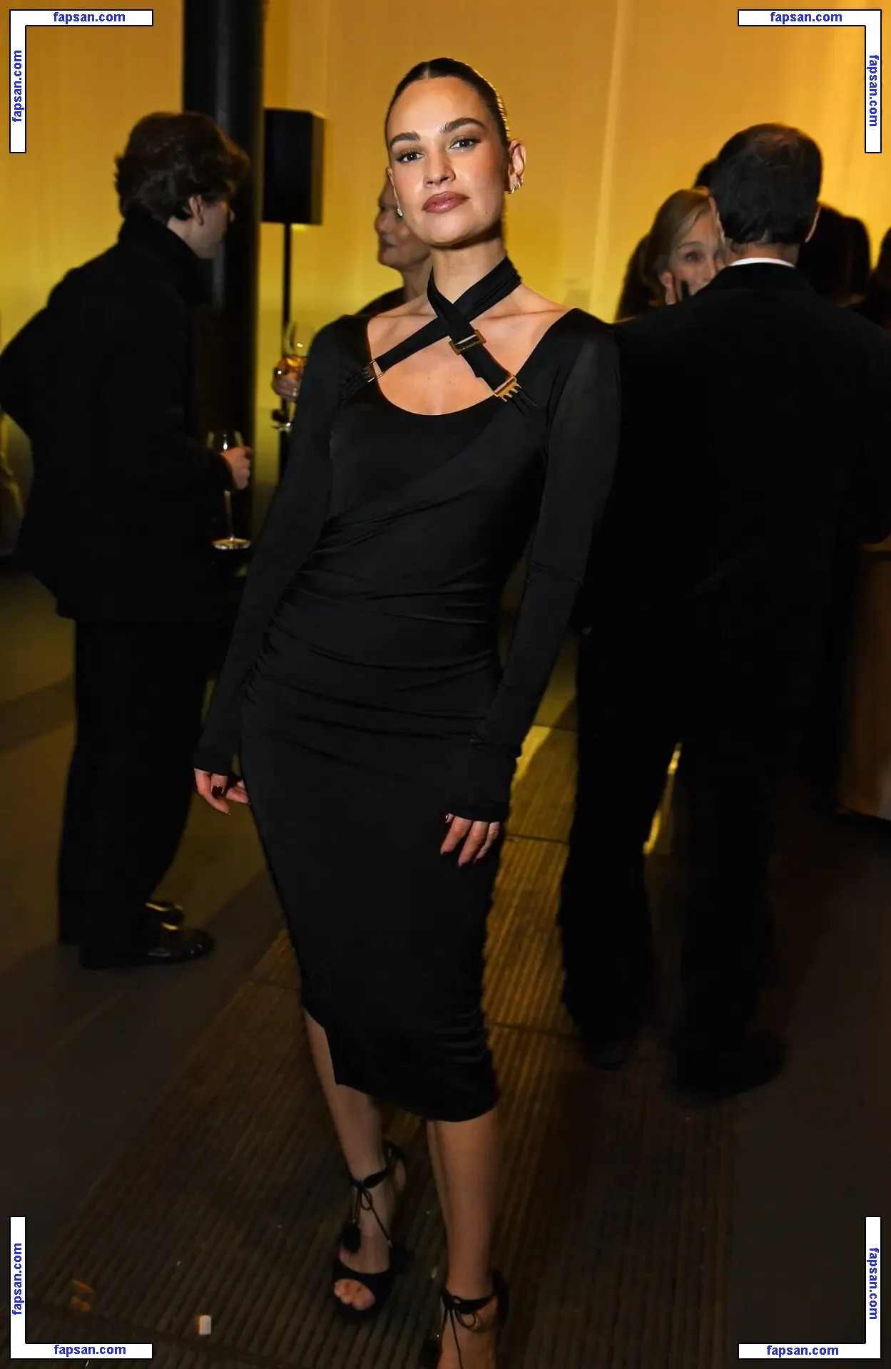 Lily James голая фото #1868 с Онлифанс