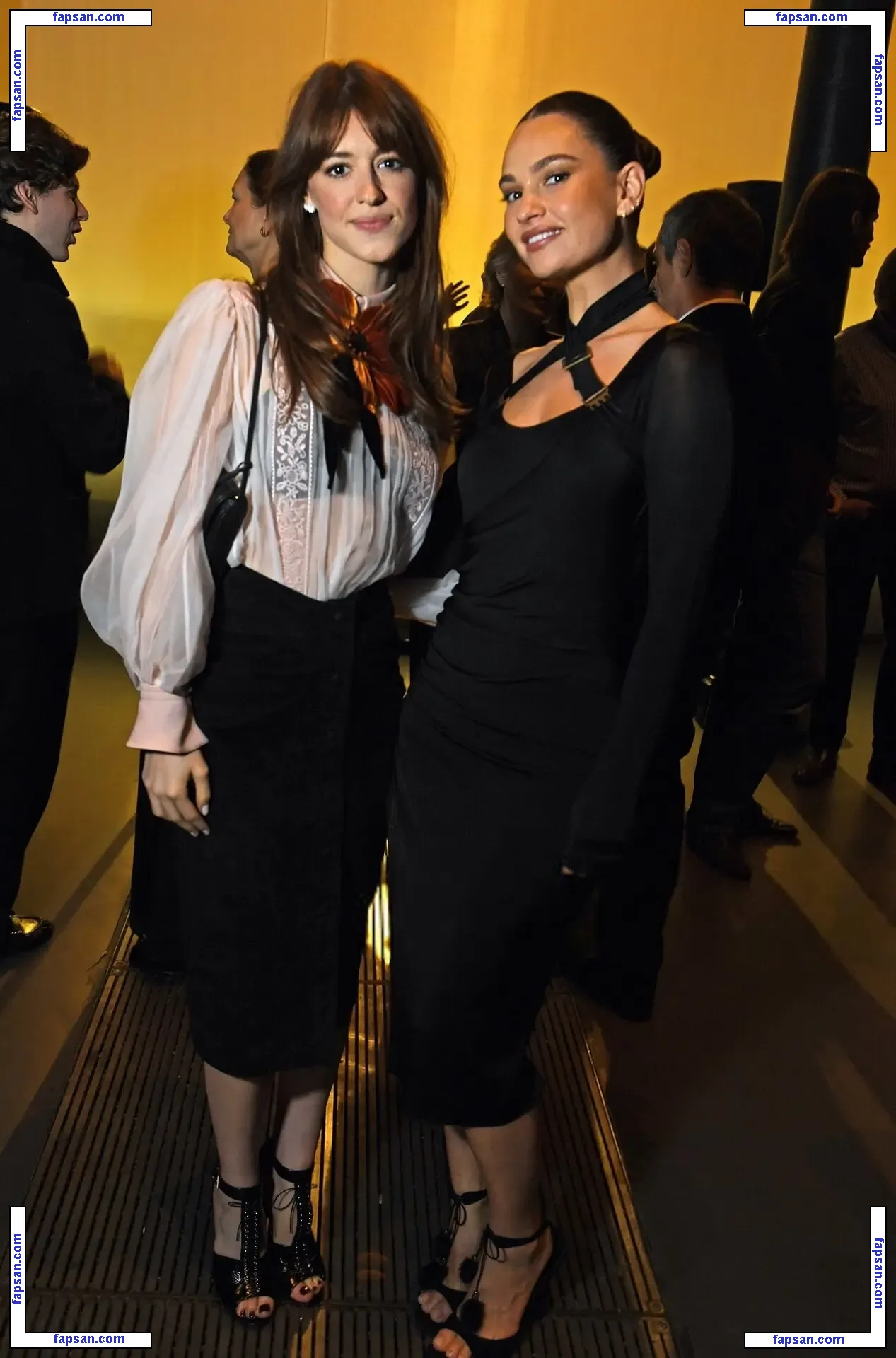 Lily James голая фото #1871 с Онлифанс