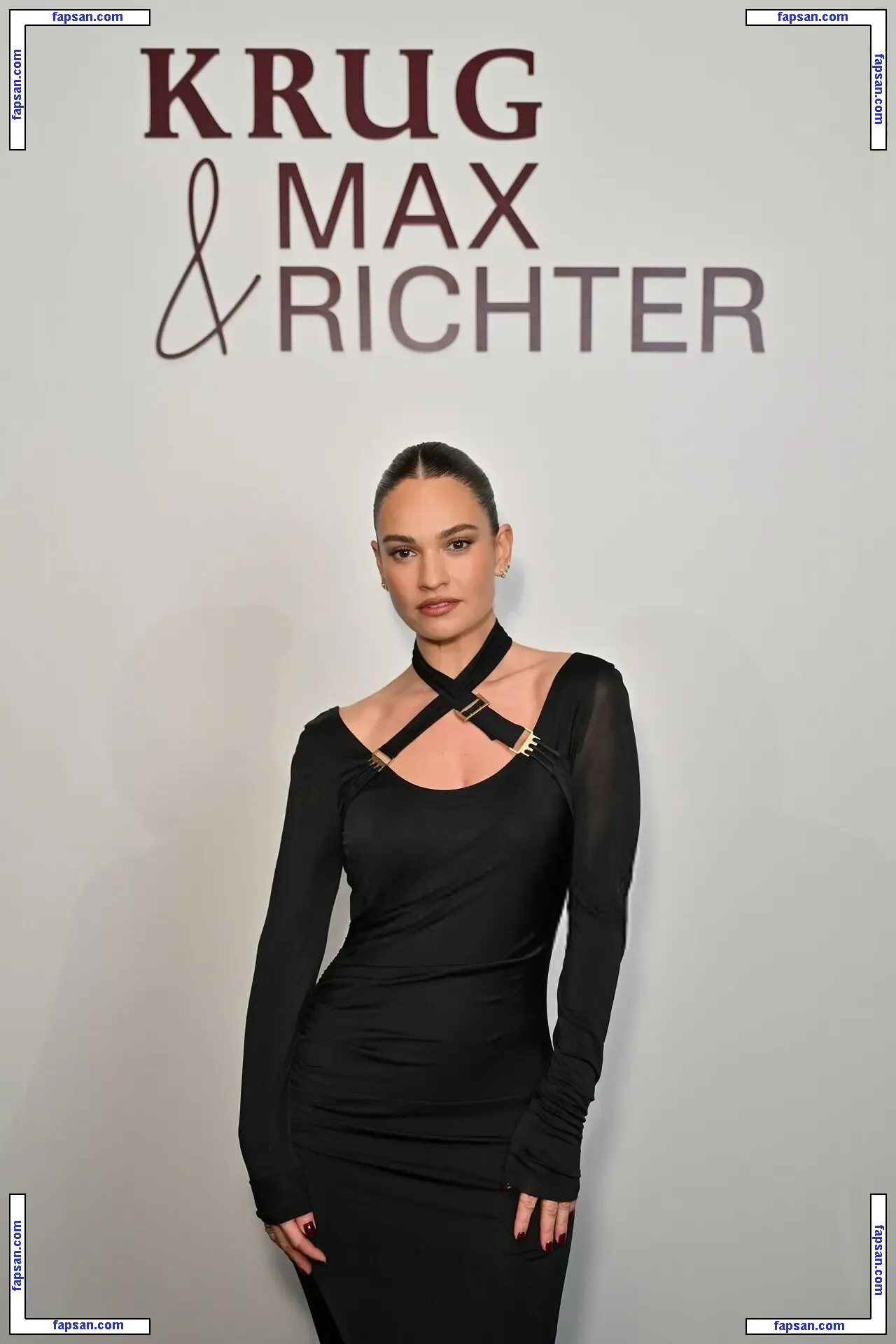 Lily James голая фото #1872 с Онлифанс