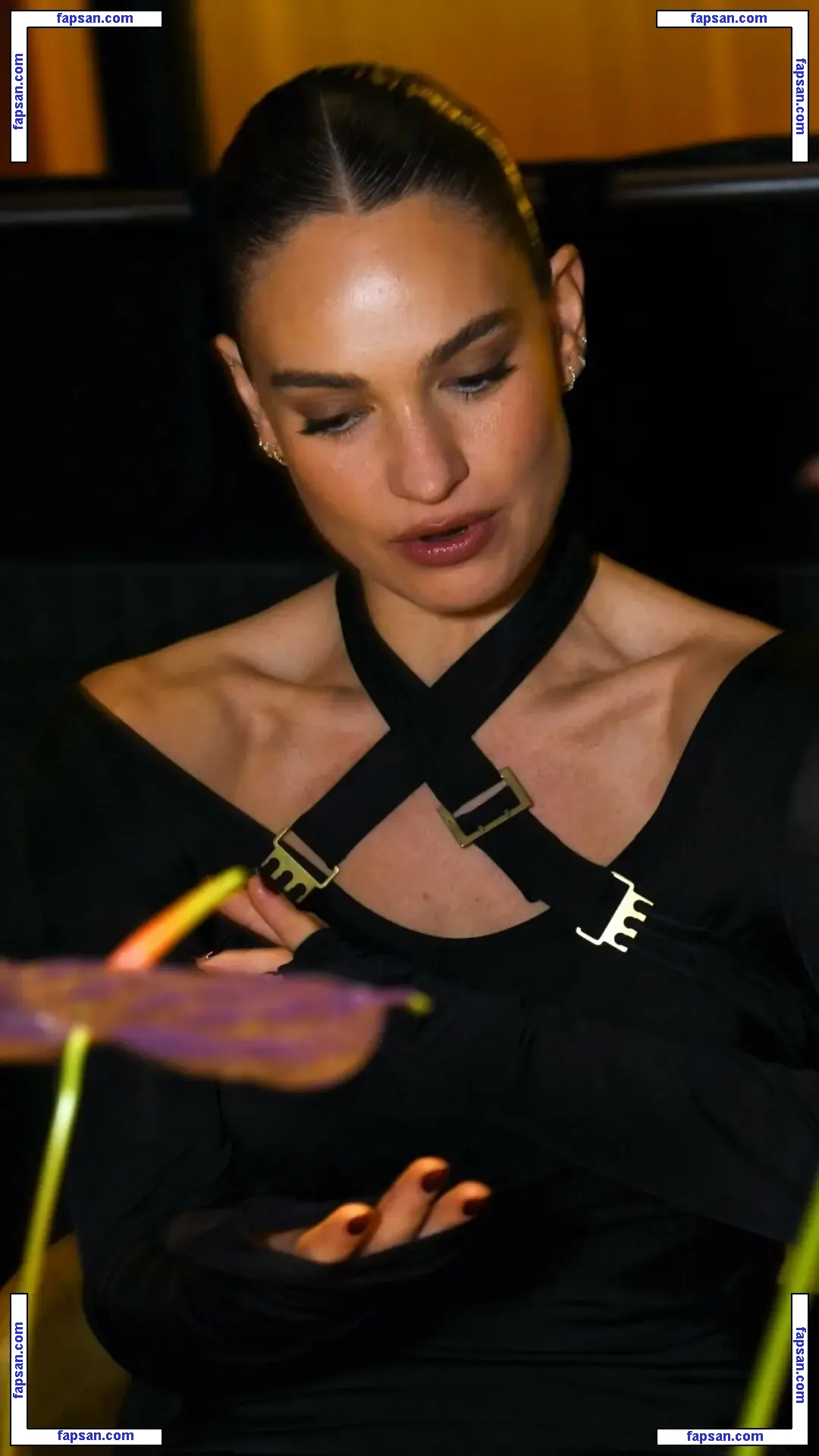 Lily James голая фото #1874 с Онлифанс