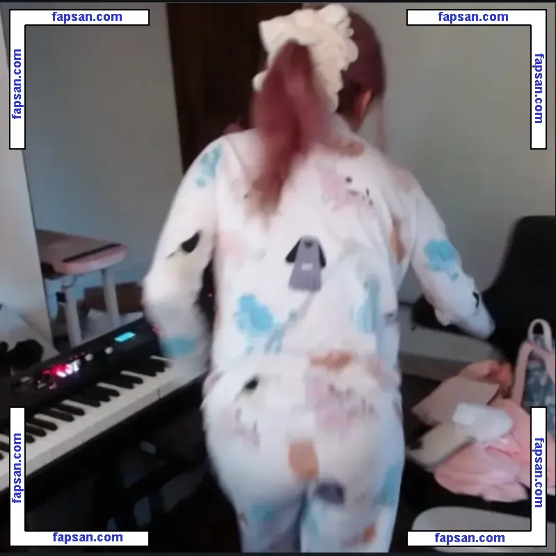 LilyPichu голая фото #0654 с Онлифанс