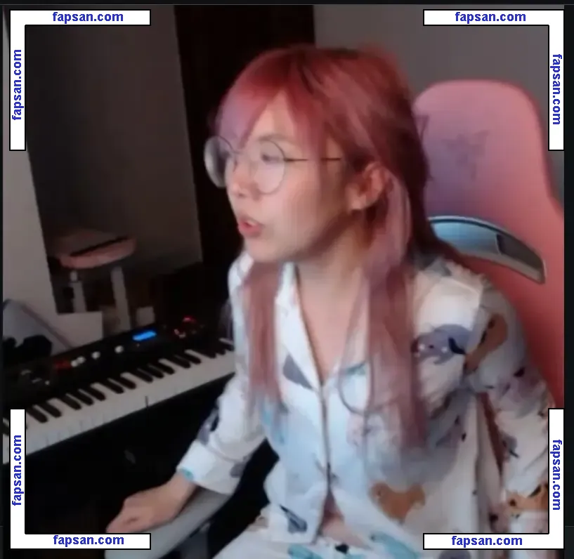 LilyPichu голая фото #0656 с Онлифанс