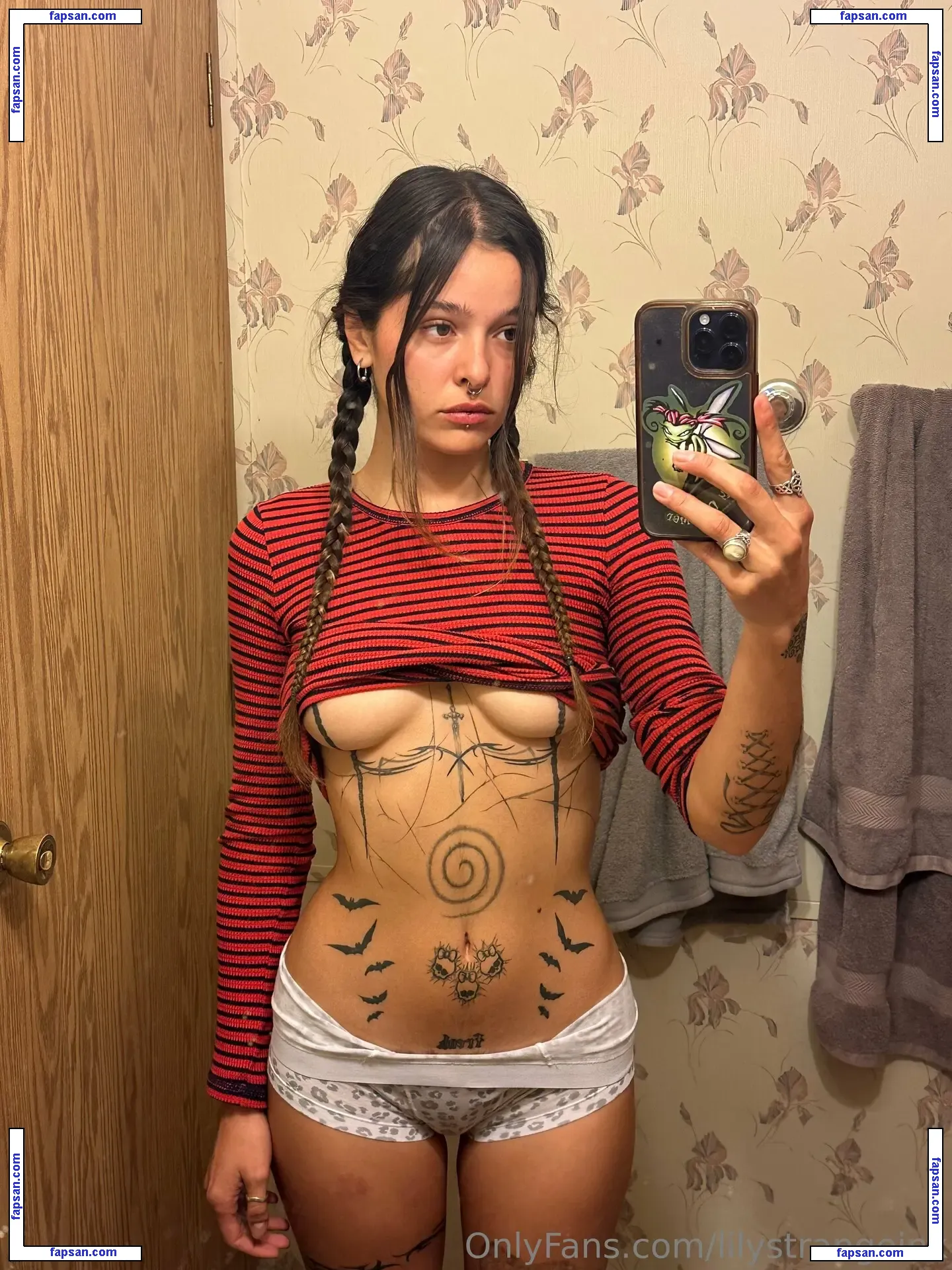 LilystrangeInk голая фото #0011 с Онлифанс