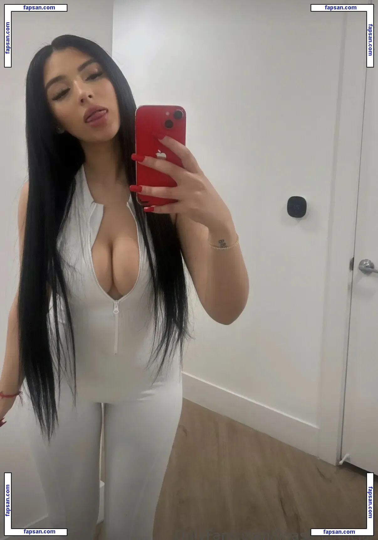 Linasaraofficial nude photo #0003 from OnlyFans