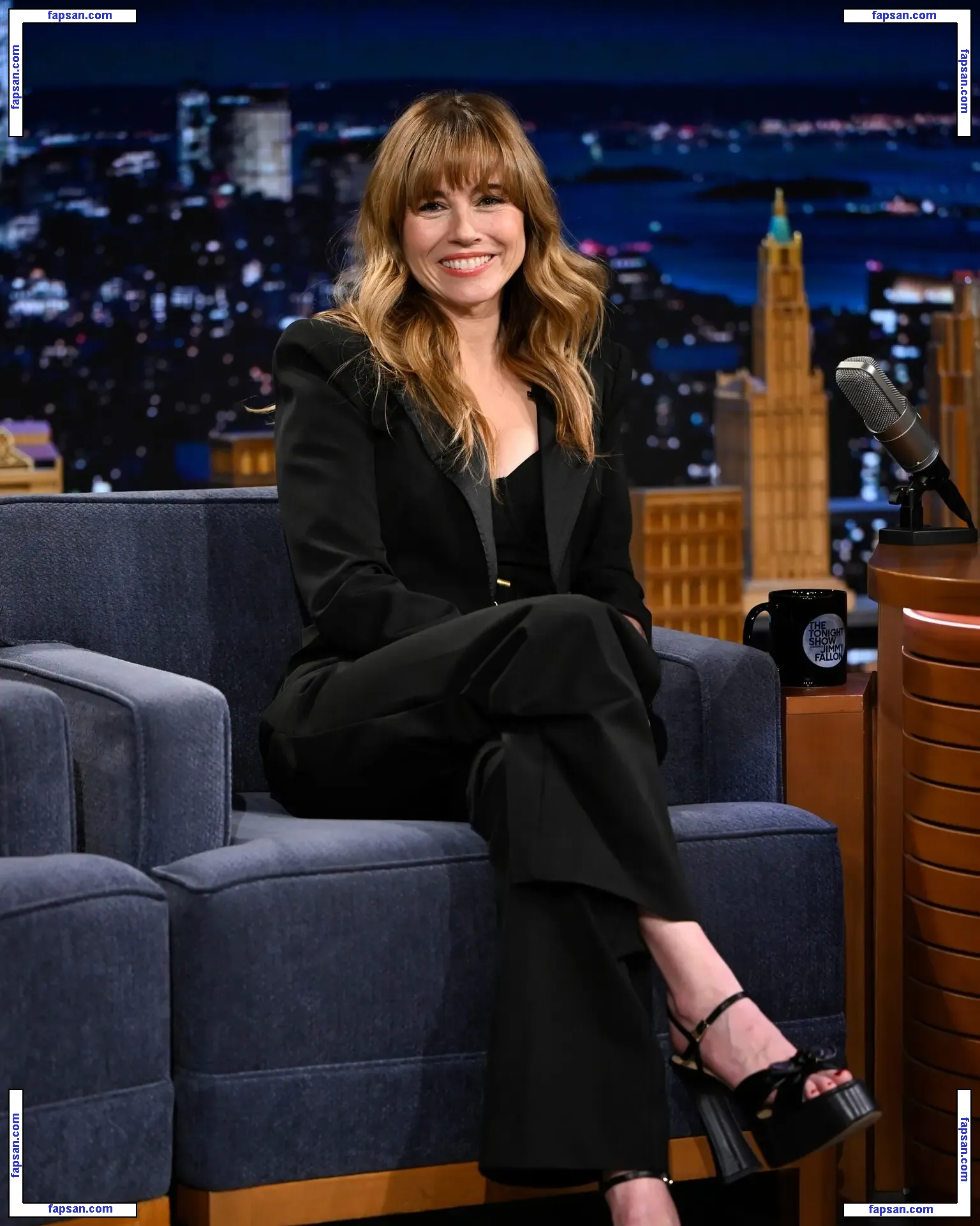 Linda Cardellini nude photo #0123 from OnlyFans