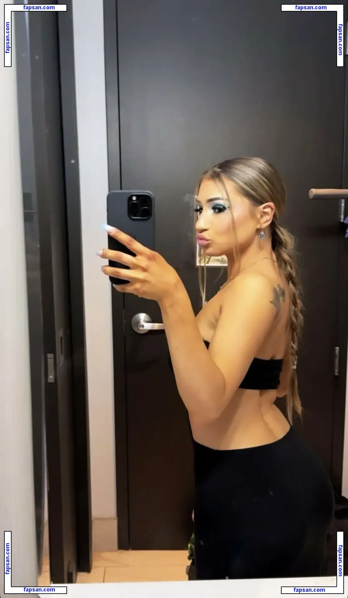 Lindsey nude photo #0004 from OnlyFans