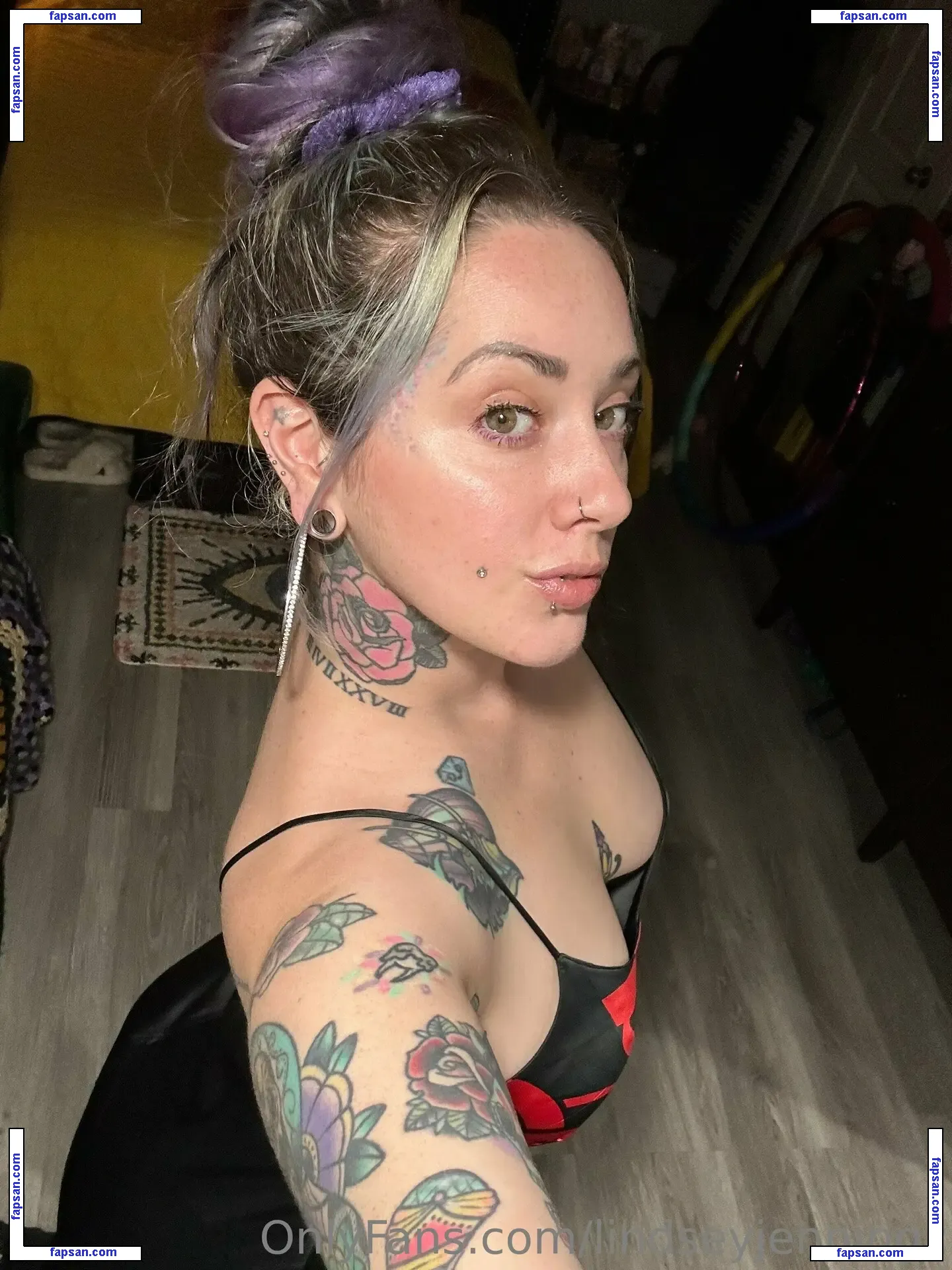 lindseyjenningz nude photo #0020 from OnlyFans