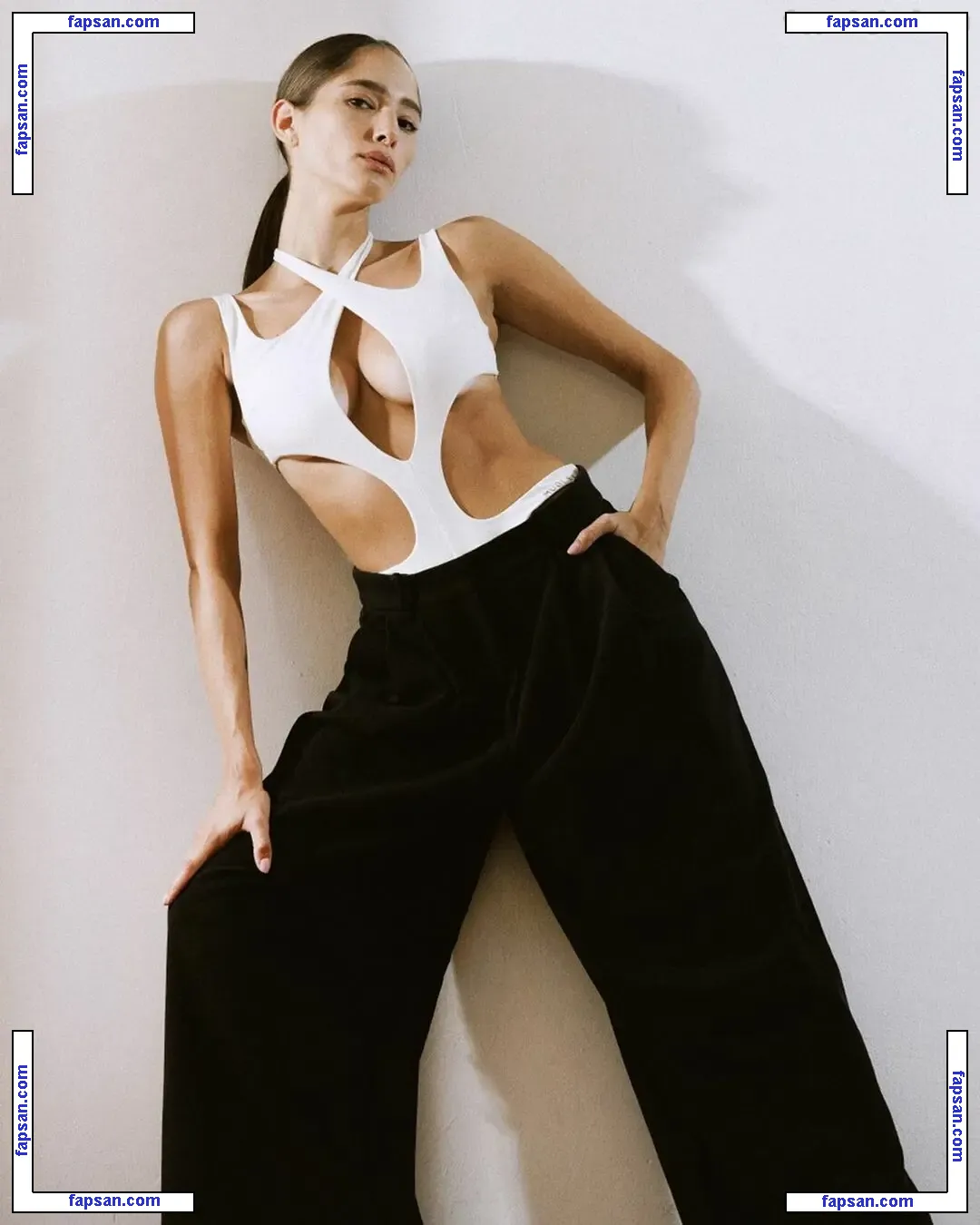 Liri Hochberg nude photo #0002 from OnlyFans