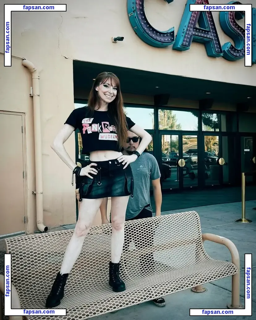 Lisa Foiles nude photo #0089 from OnlyFans