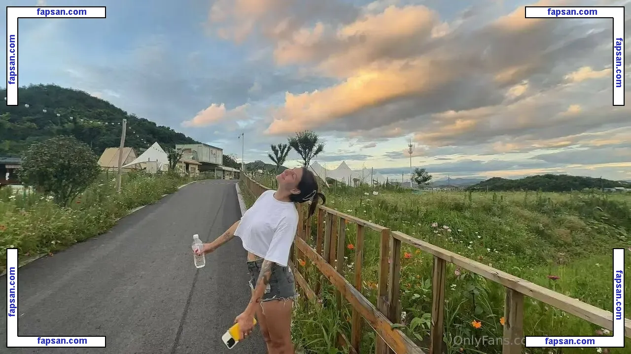 little_eva_21 nude photo #0002 from OnlyFans
