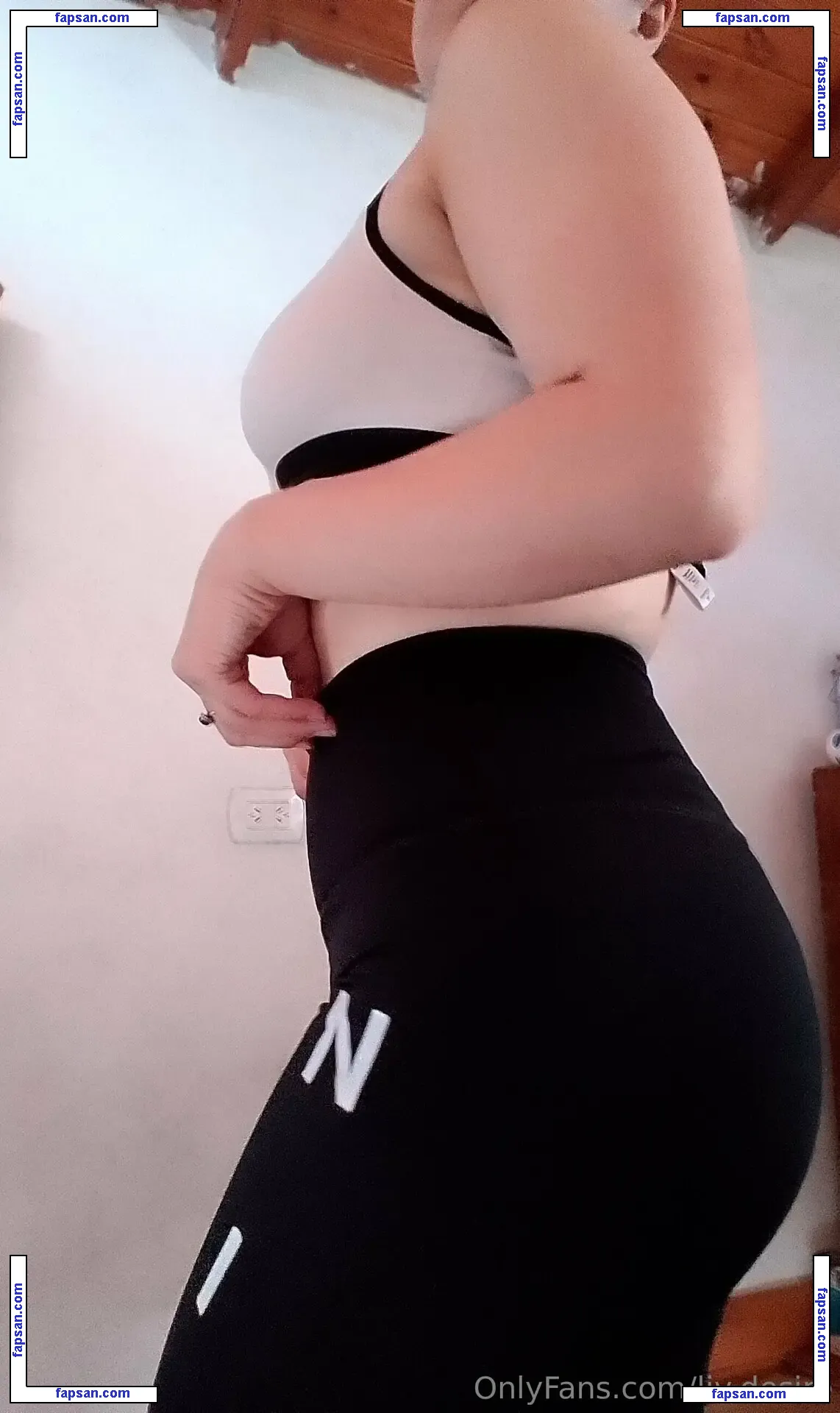 liv.desire nude photo #0003 from OnlyFans