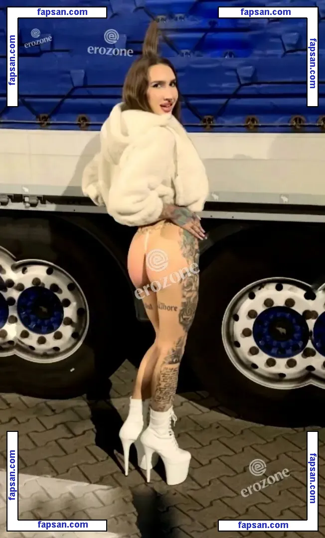 livia005 nude photo #0014 from OnlyFans