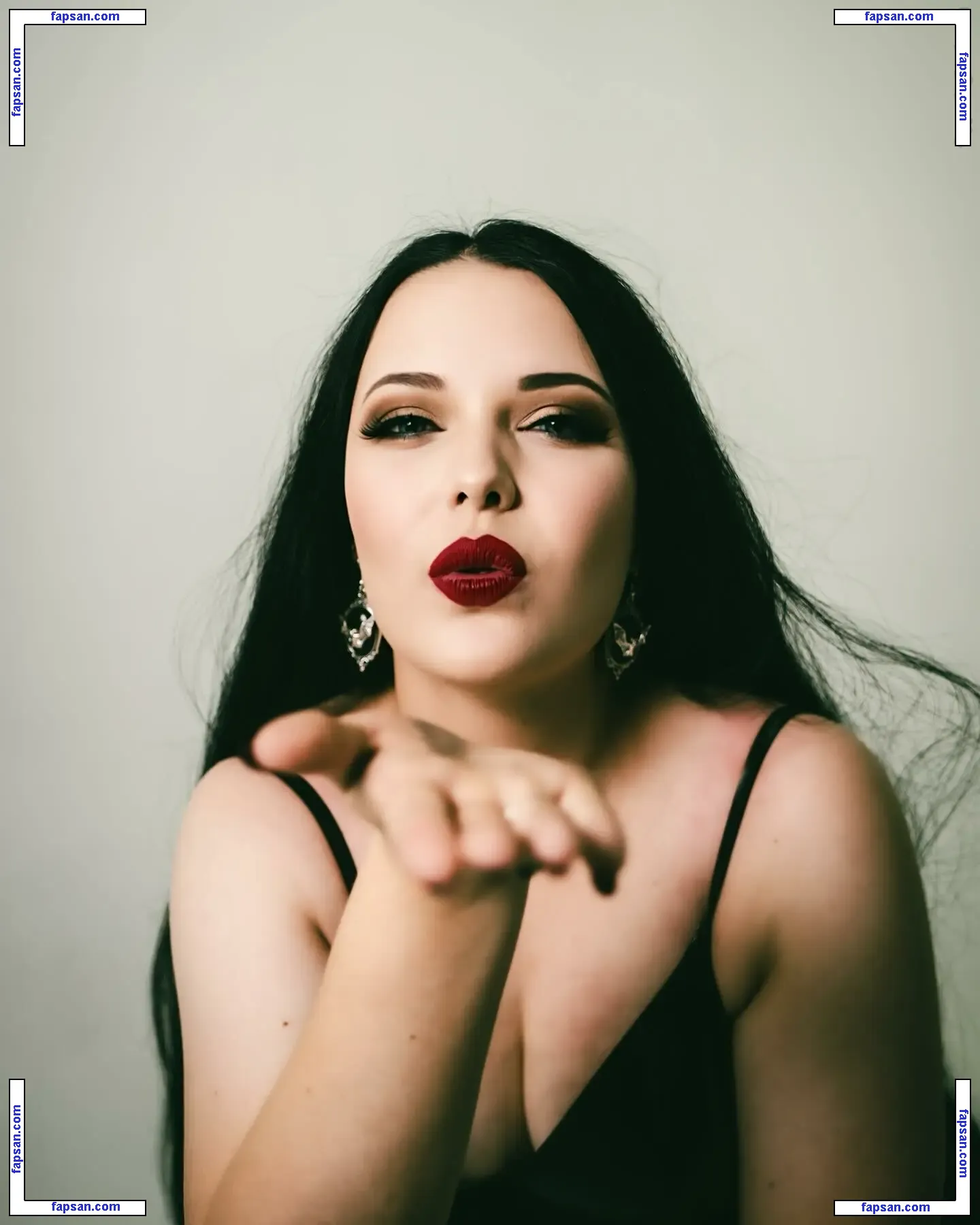 Livinghelle голая фото #0015 с Онлифанс