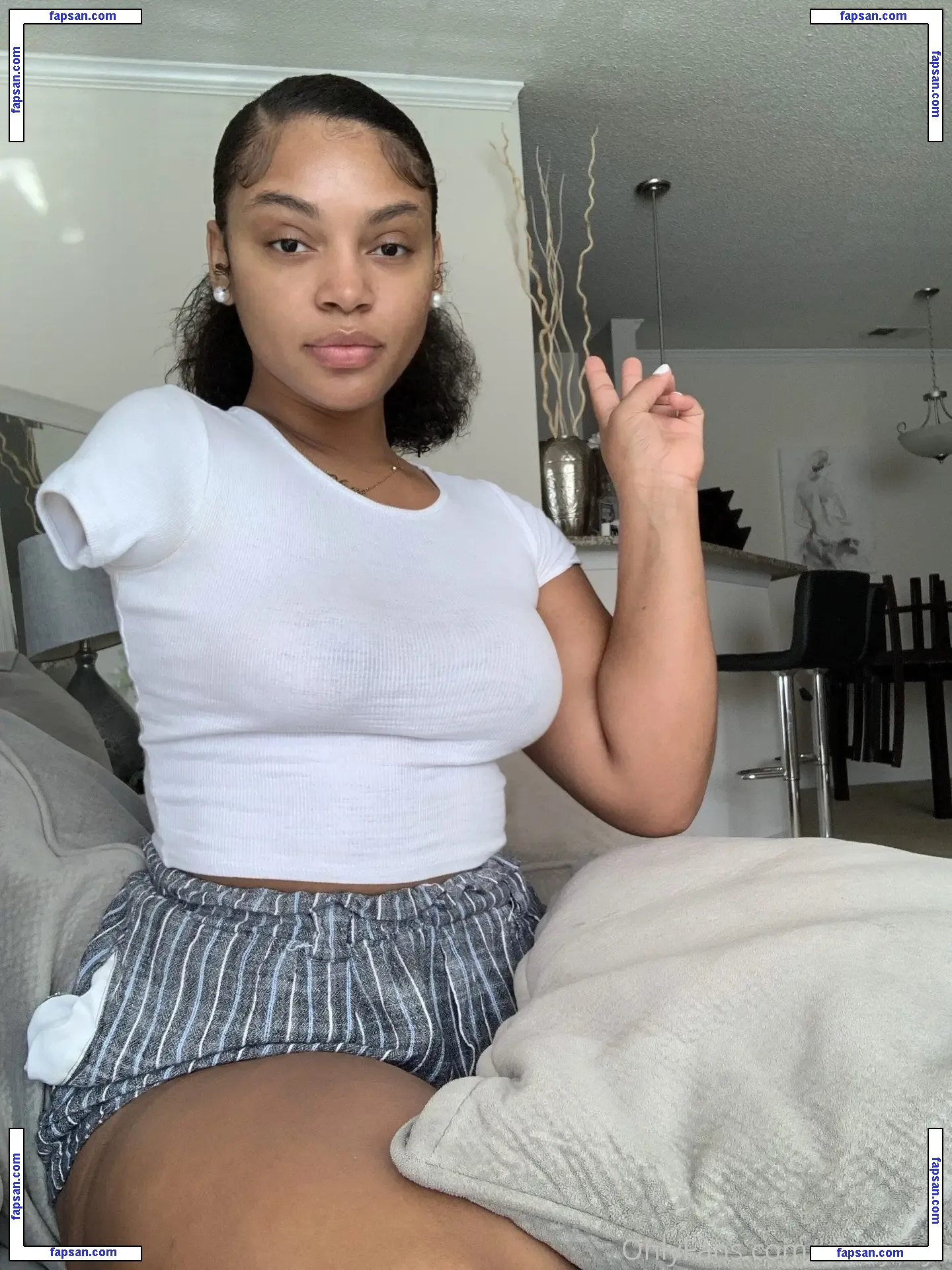 lovelyskys nude photo #0006 from OnlyFans