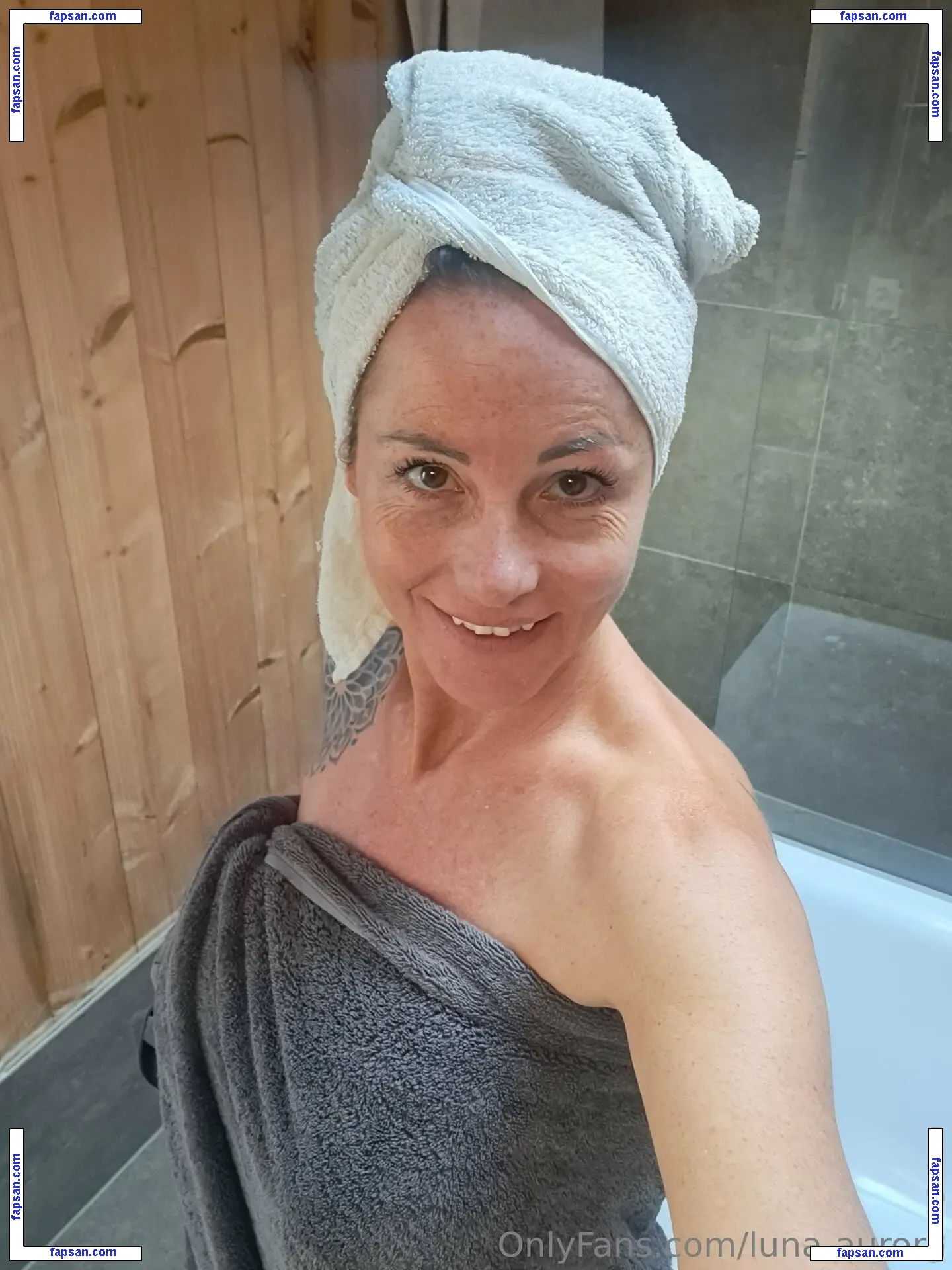 luna-aurora nude photo #0001 from OnlyFans