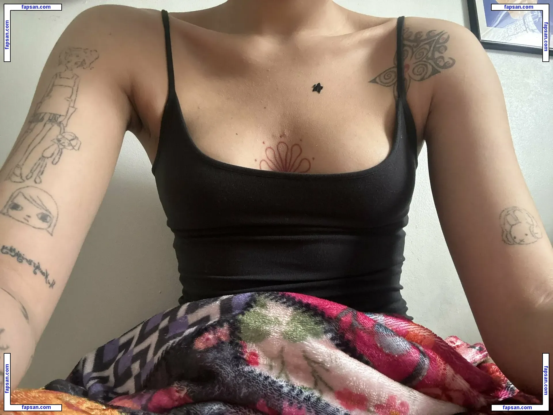 lycheenotes голая фото #0011 с Онлифанс