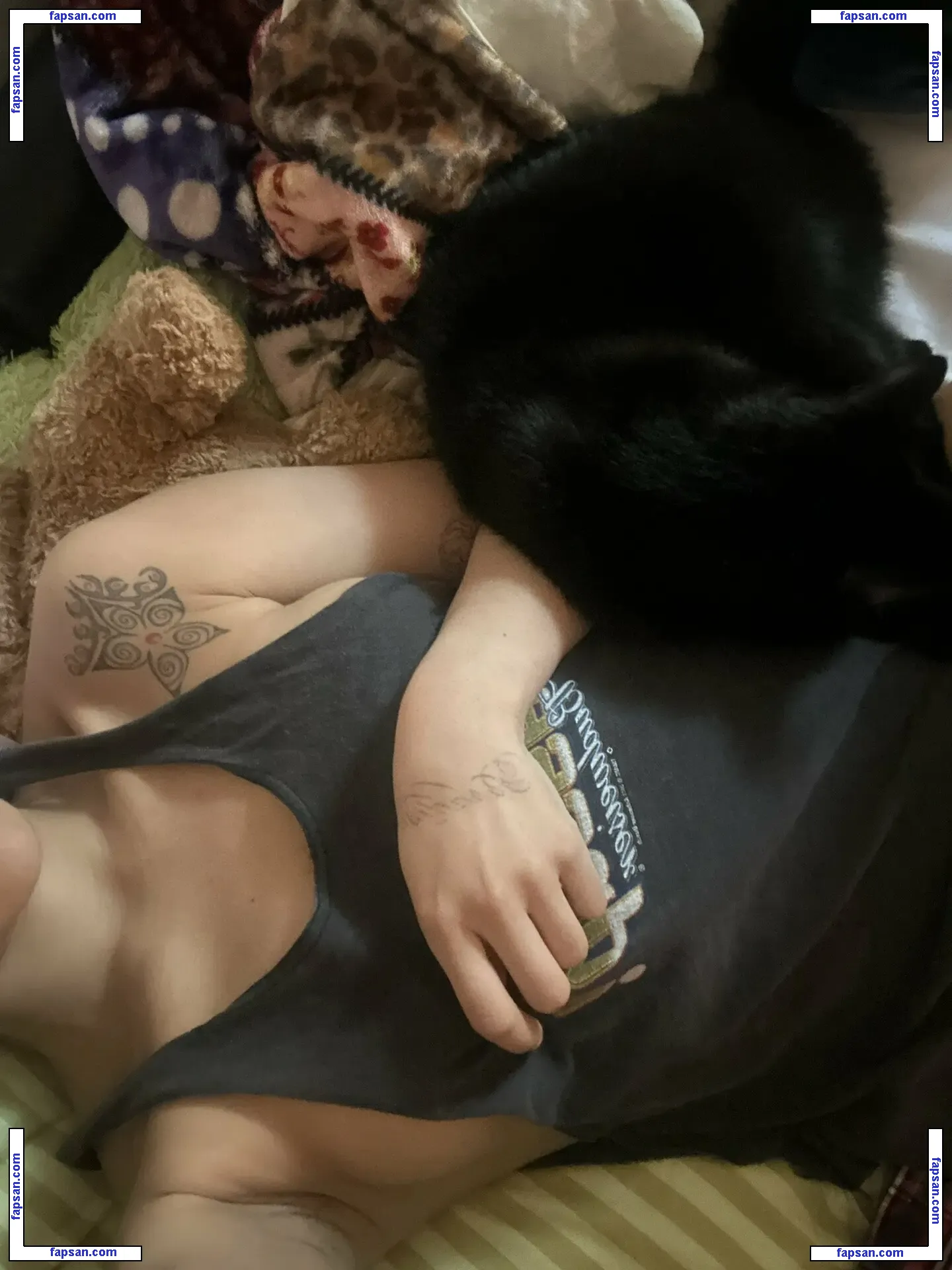 lycheenotes голая фото #0013 с Онлифанс